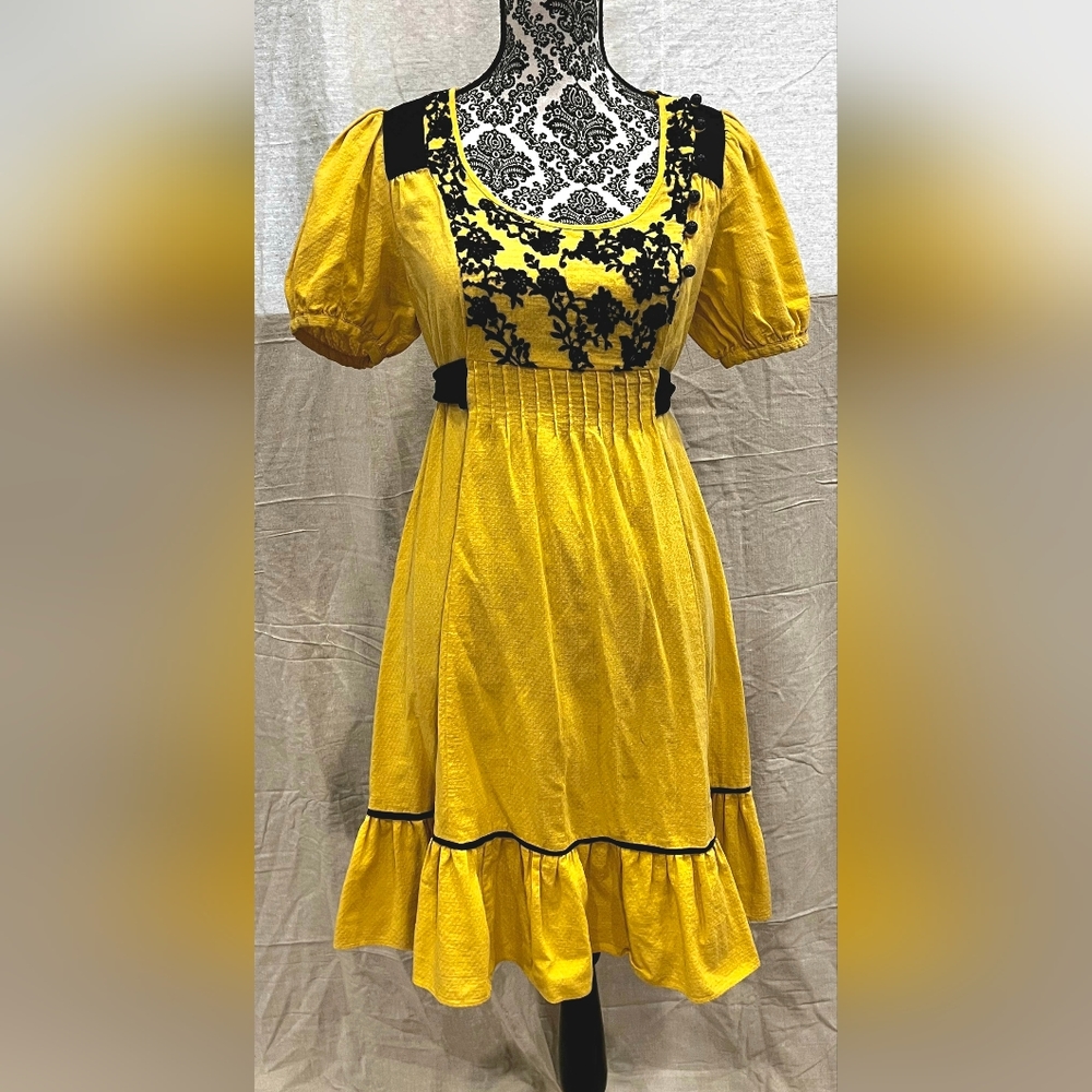 Anthropologie Lithe Yellow with Black Lace Overlay Top and a Velvet Bow Size 10